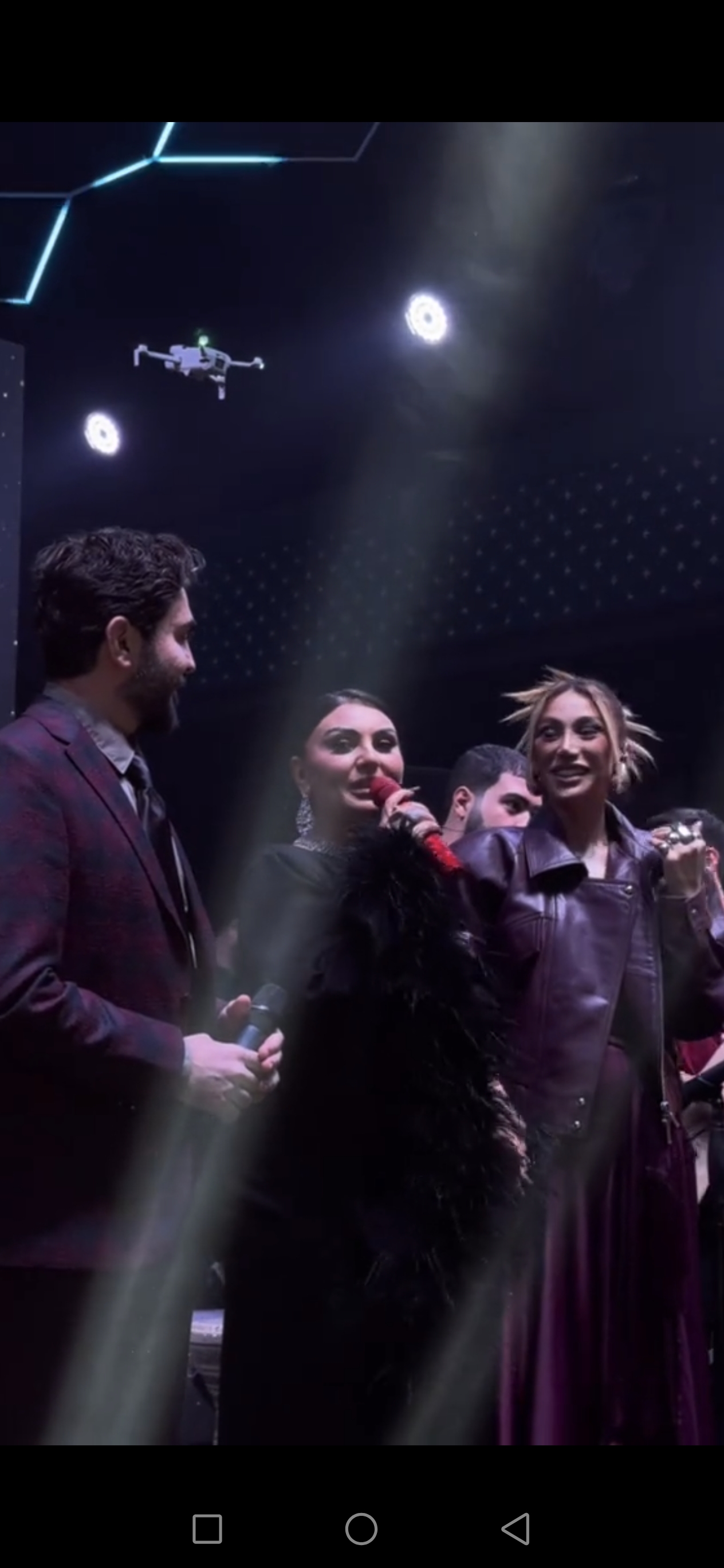 Röya ad günü olan müğənnini səhnədən qovdu