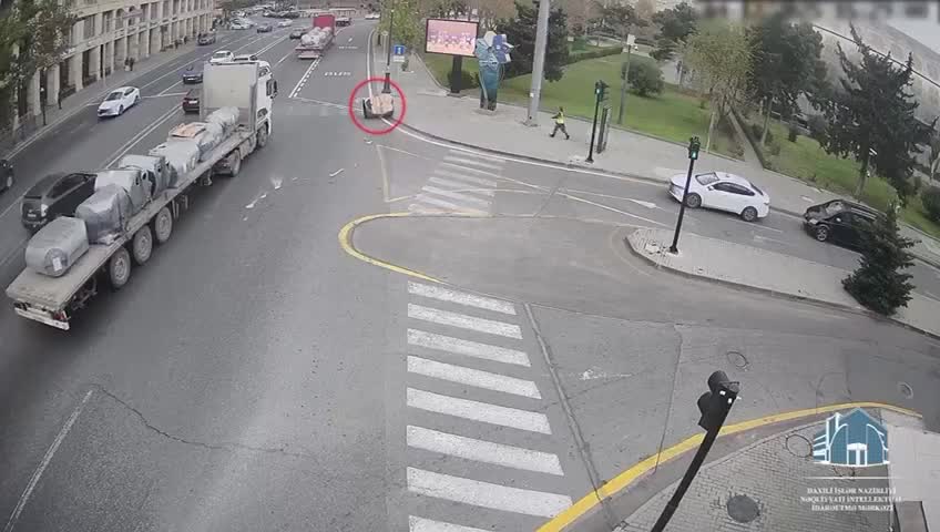 Yük yolun ortasında qəzalı vəziyyət yaratdı