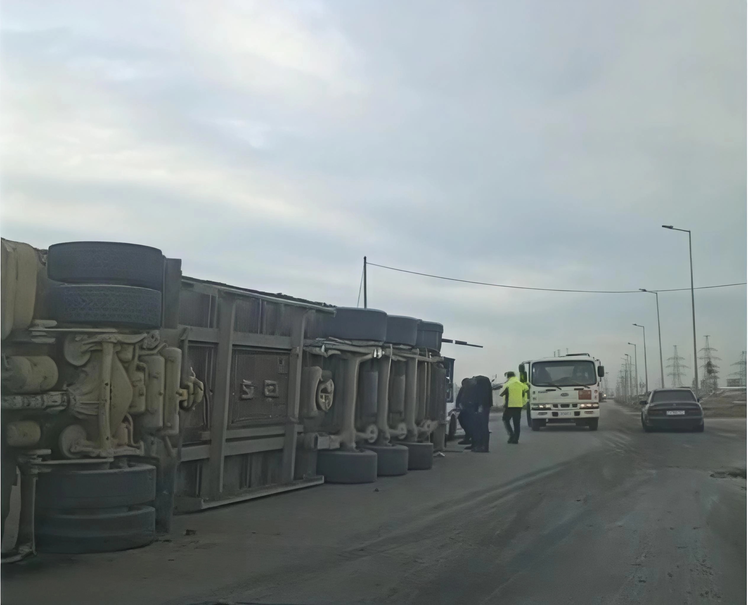 Sumqayıtda TIR aşdı