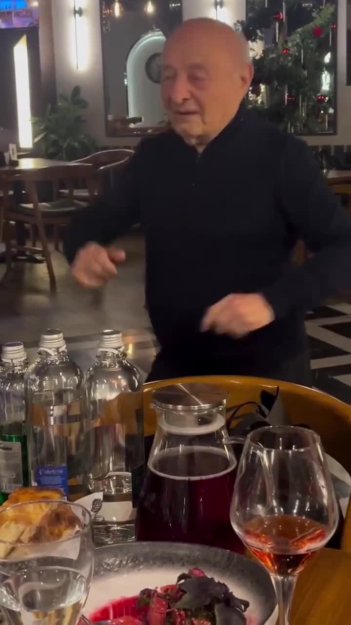 Ömər Eldarov rəqs etdi