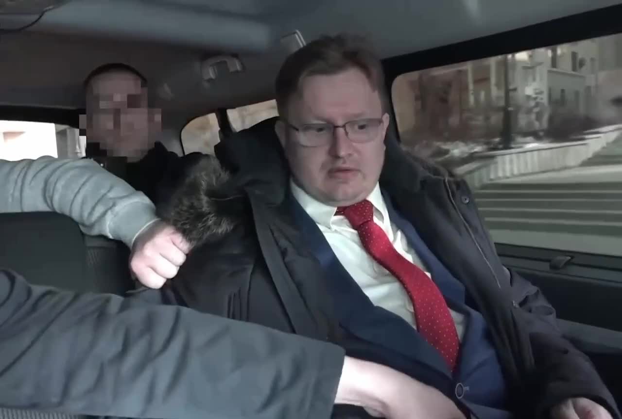 Rus diplomatın həbs olunma anı