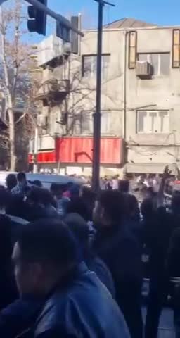 Tehran sakinləri küçələrə çıxdı