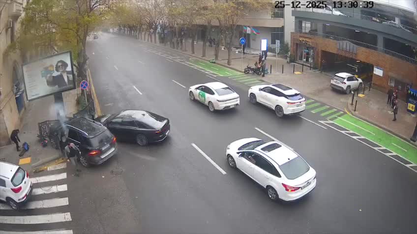 İki avtomobil toqquşdu piyada əzildi