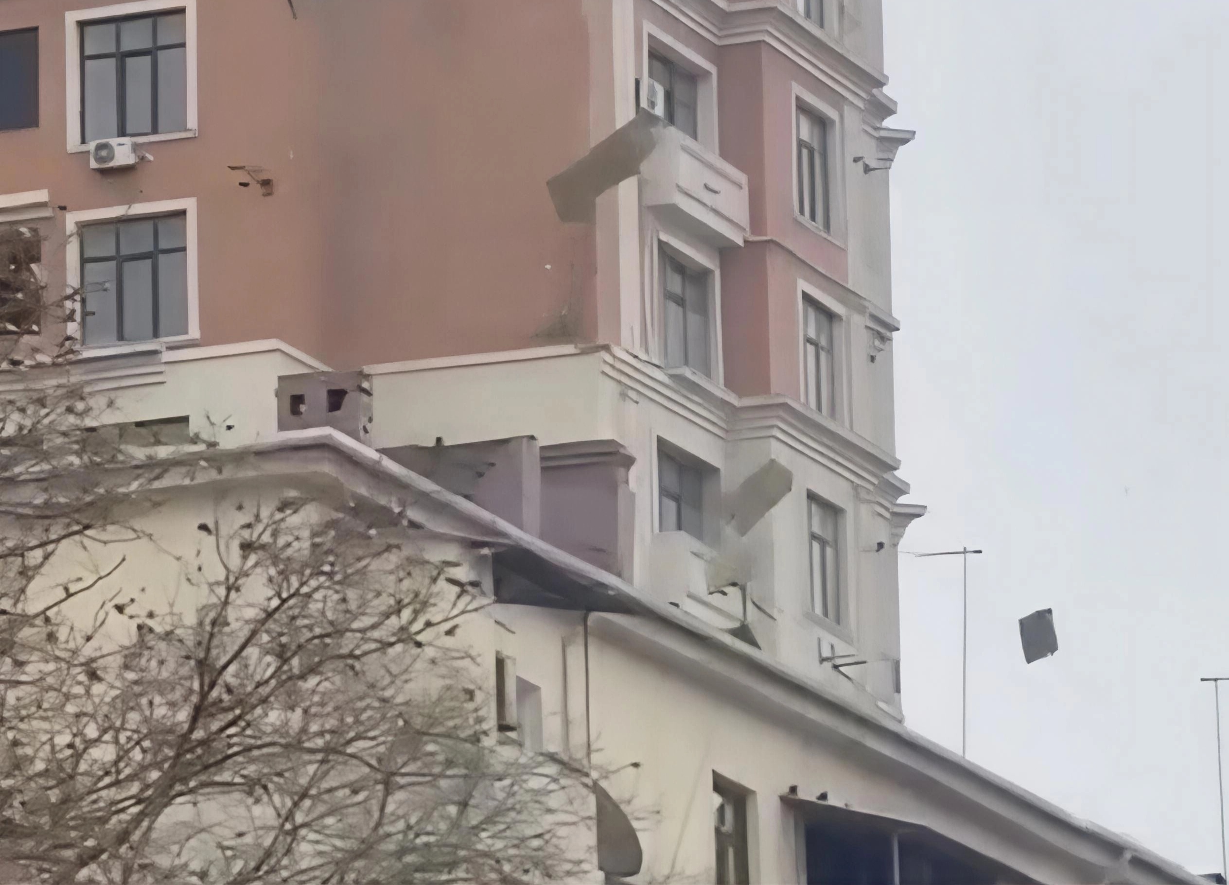 Güclü külək Nərimanovda binanı zədələdi