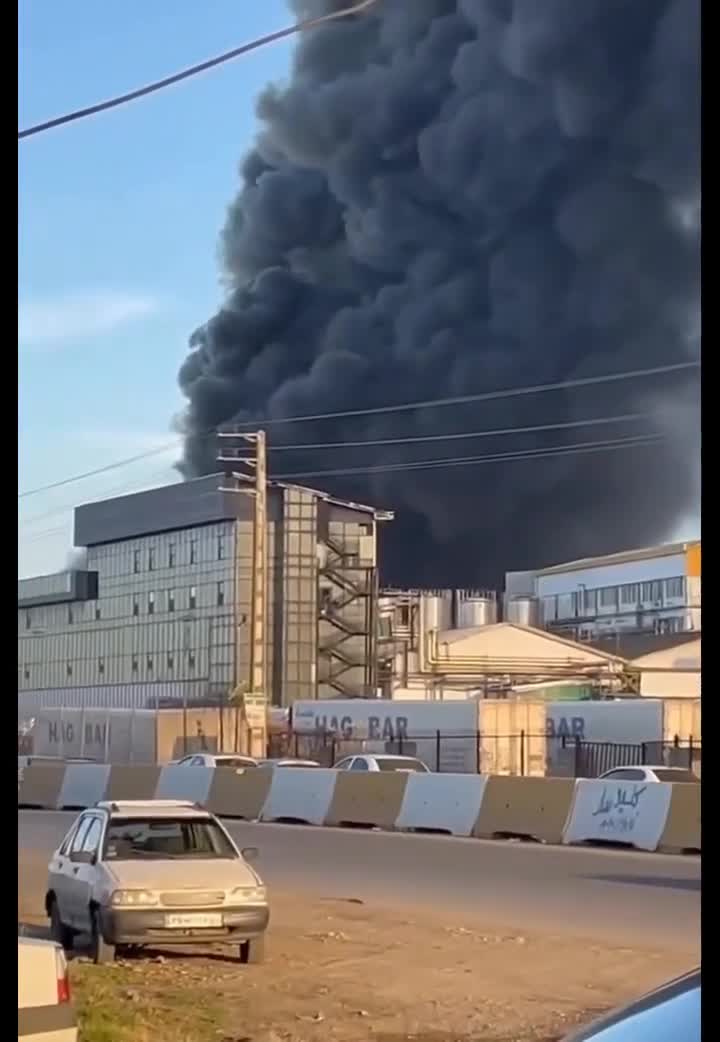 İranda zavod yanır