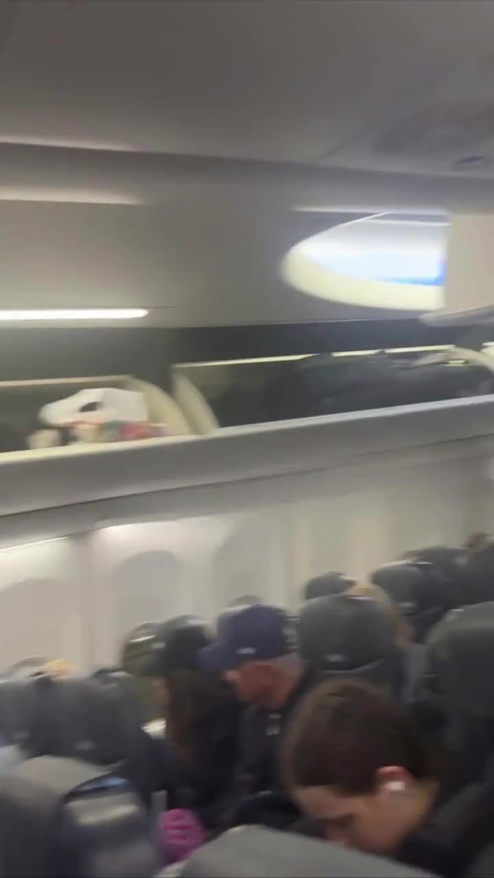 Sərnişinləri təyyarədən buraxmadılar