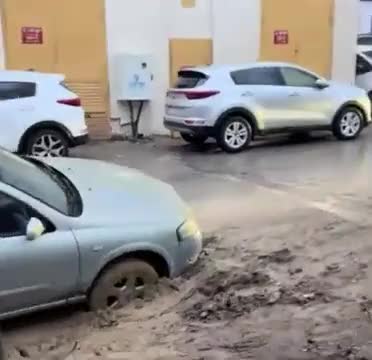 “Nissan Sunny” çuxura düşdü