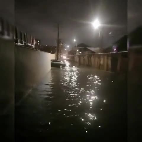 Xırdalan yolu su altında qaldı