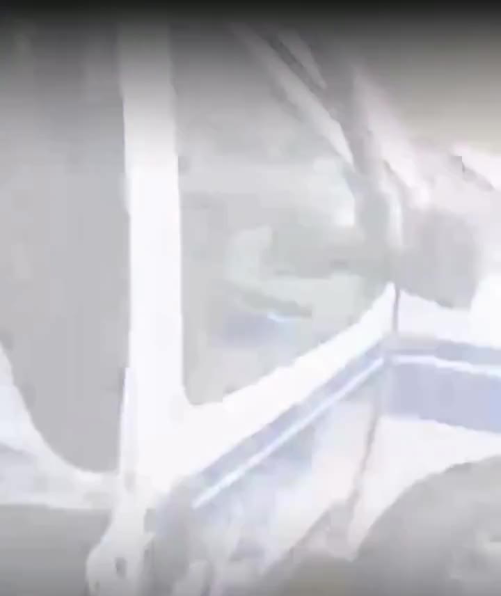 Polis su kanalına düşən uşağı xilas etdi