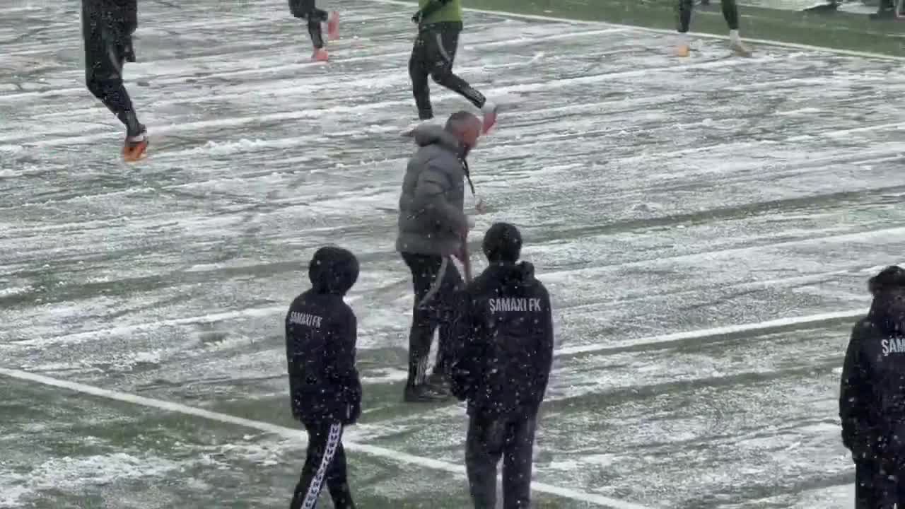 Qurban Qurbanov meydançada qar təmizlədi