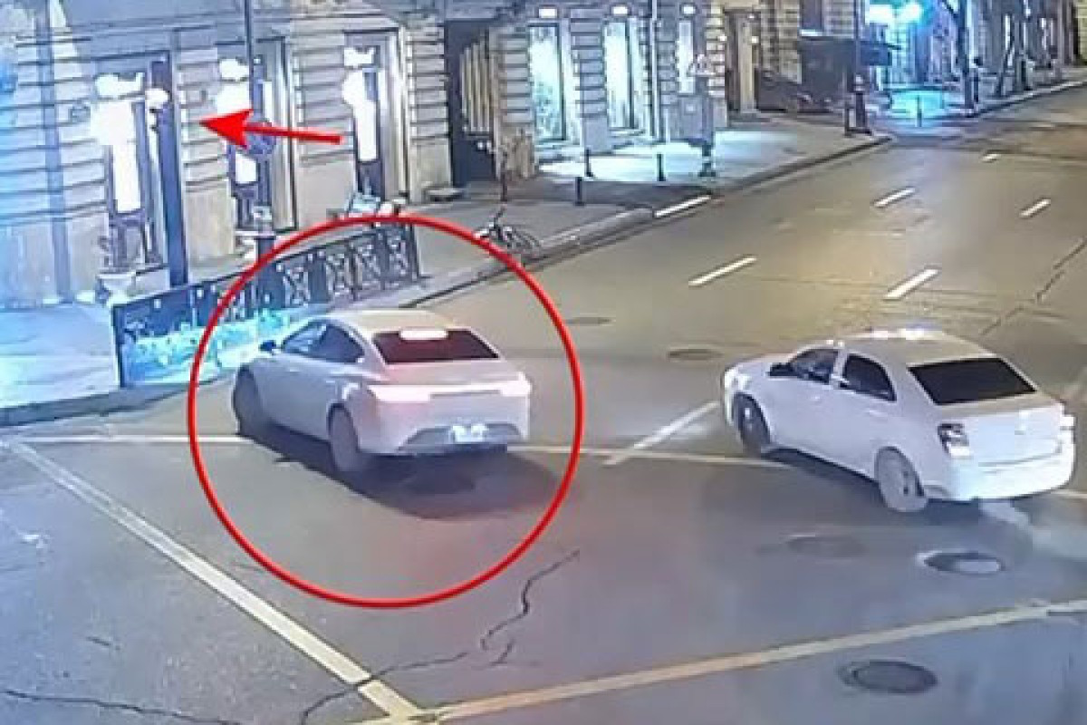 Avtomobil işıqfora çırpıldı 