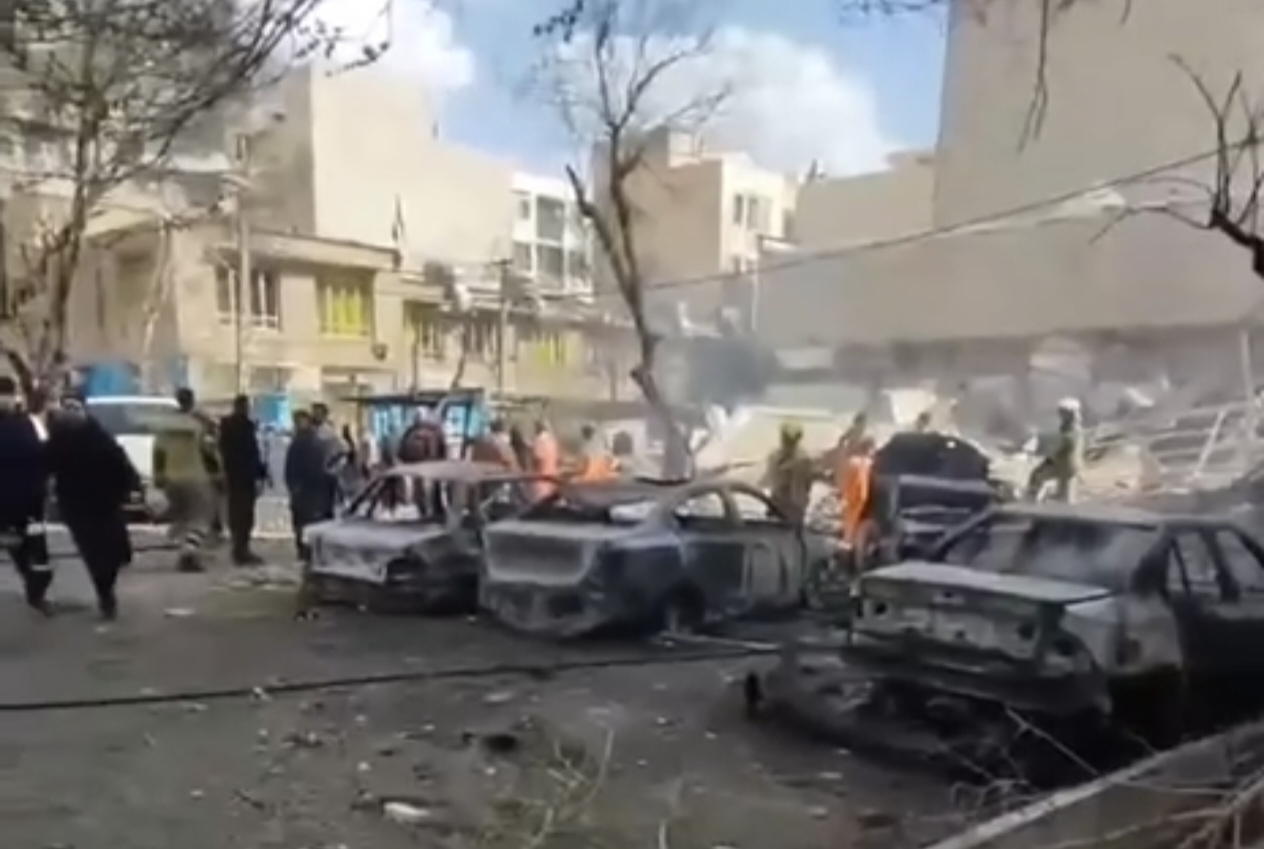 İranın şəhərlərində yanmış avtomobillər