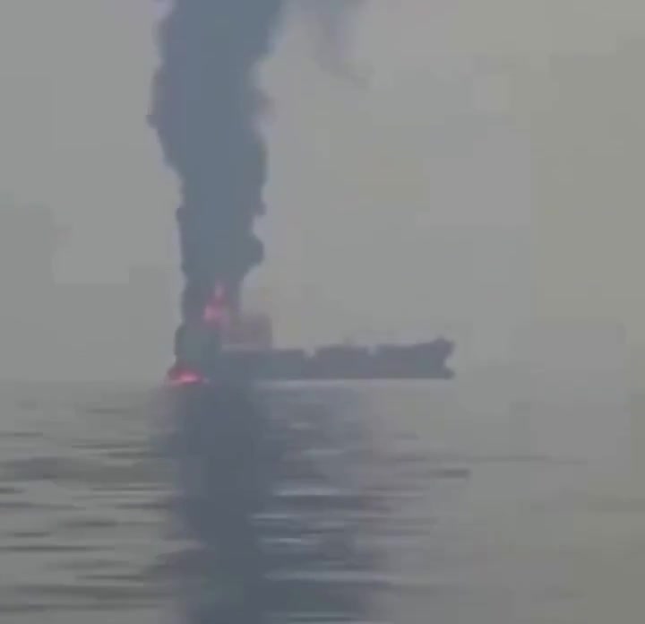 Hörmüzdə neft tankeri vuruldu