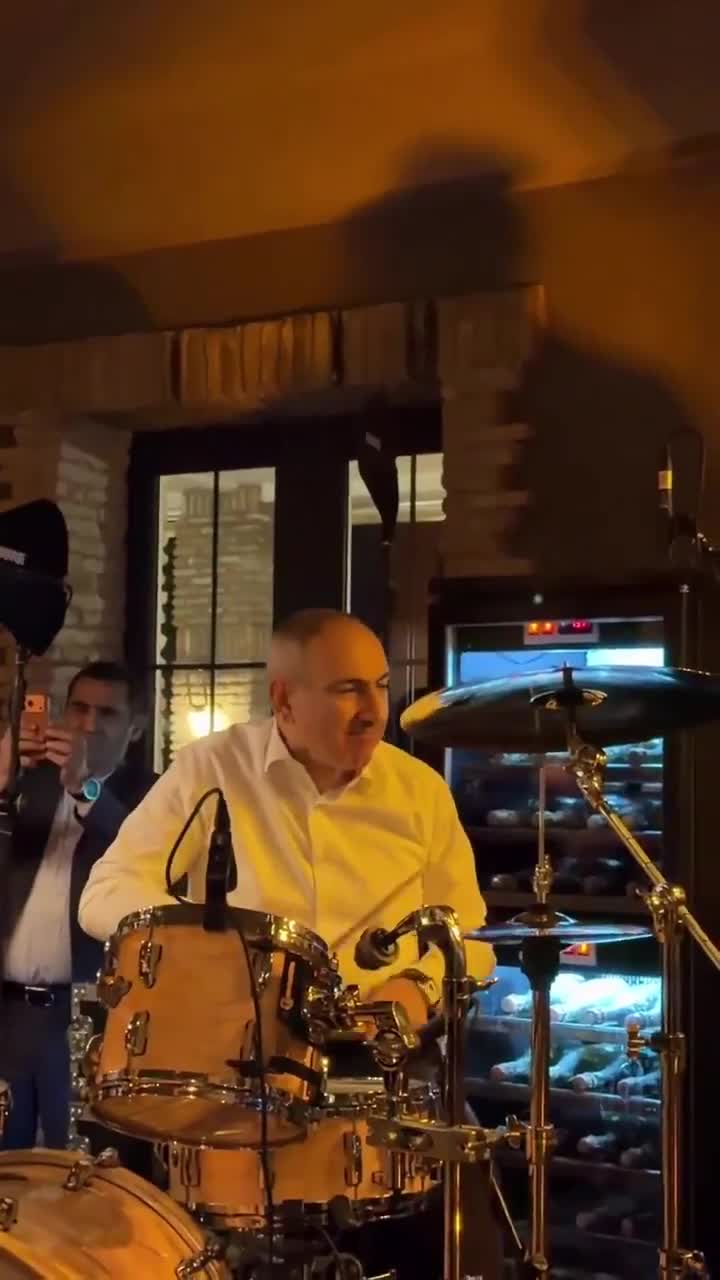 Paşinyan zərb alətində ifa etdi