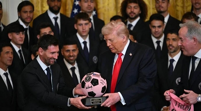 Messi Trampla görüşdü, top hədiyyə etdi