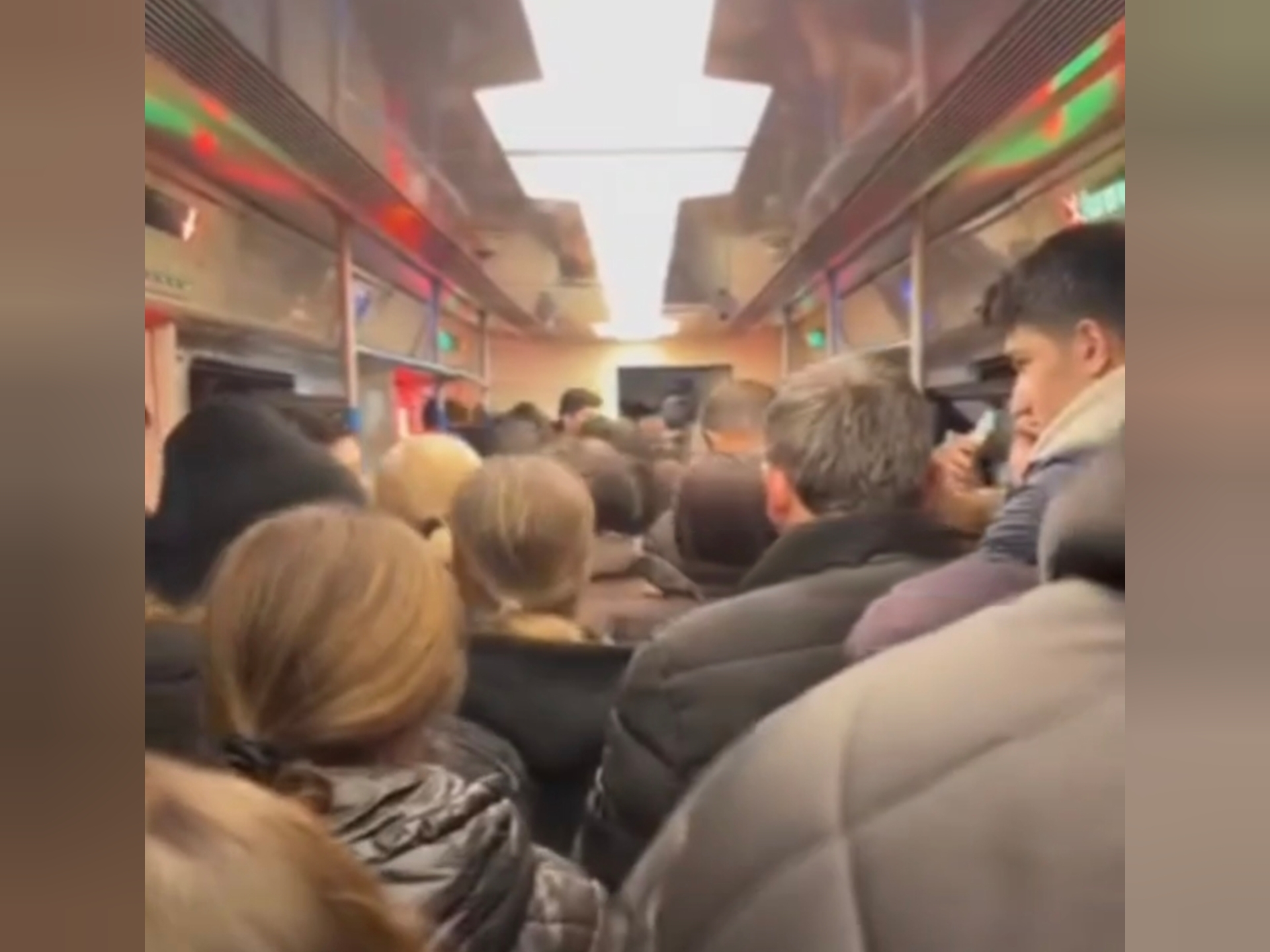 Sərnişinlər metro tunelindən belə təxliyə olundu