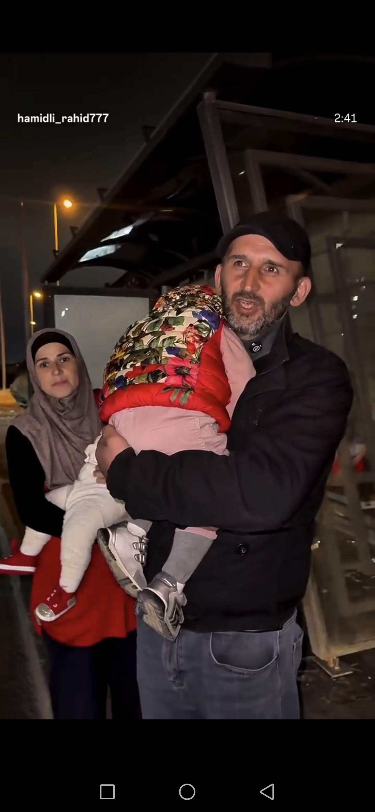 Bakıda 2 körpəsi olan ailə dayanacaqda gecələdi