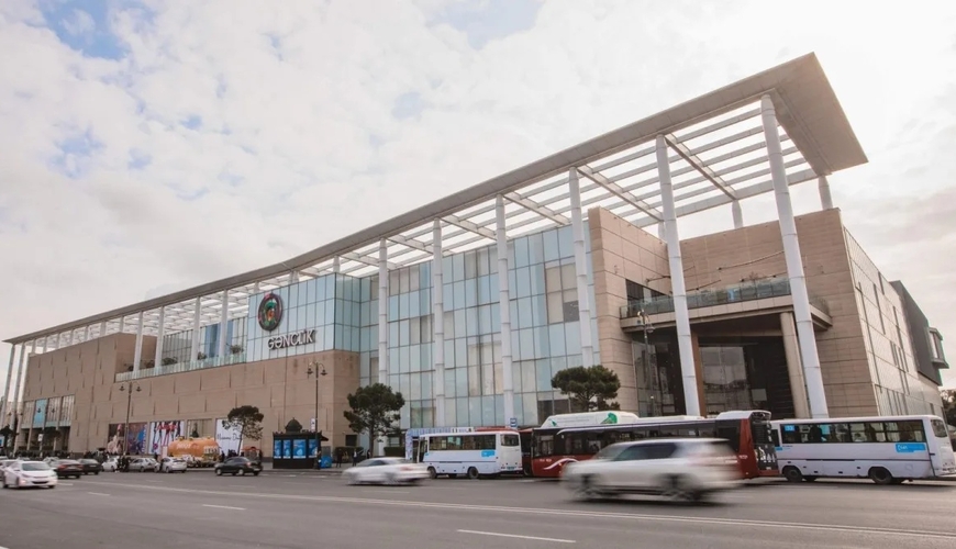 Vətəndaşlar "Gənclik Mall"dan təxliyə edilir 