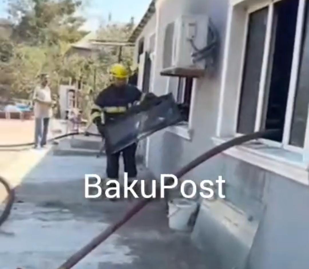 Sumqayıtda ev yanıb külə döndü