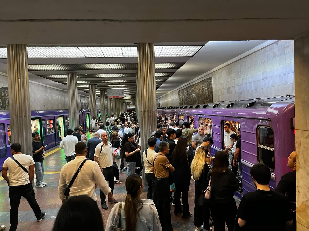 Metroda hərəkət dayandı