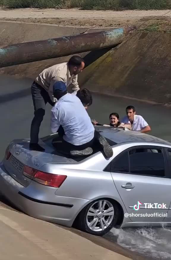 Maşın çaya düşdü: Ailə belə xilas olundu