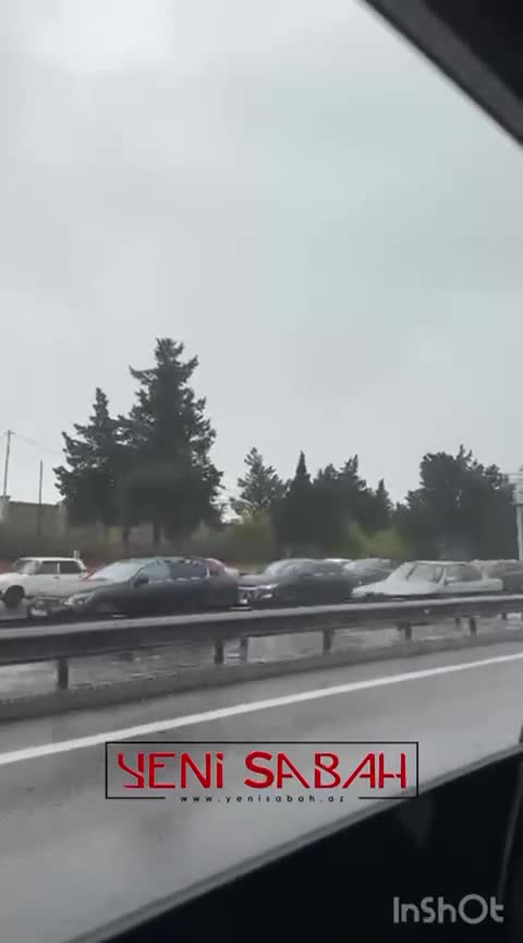 Yağışlı gün, tıxaclı Bakı...