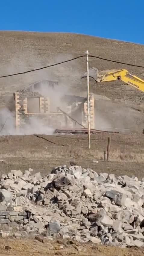 Laçının Qorçu qəsəbəsində ilkin söküntü işlərinə başlanıldı