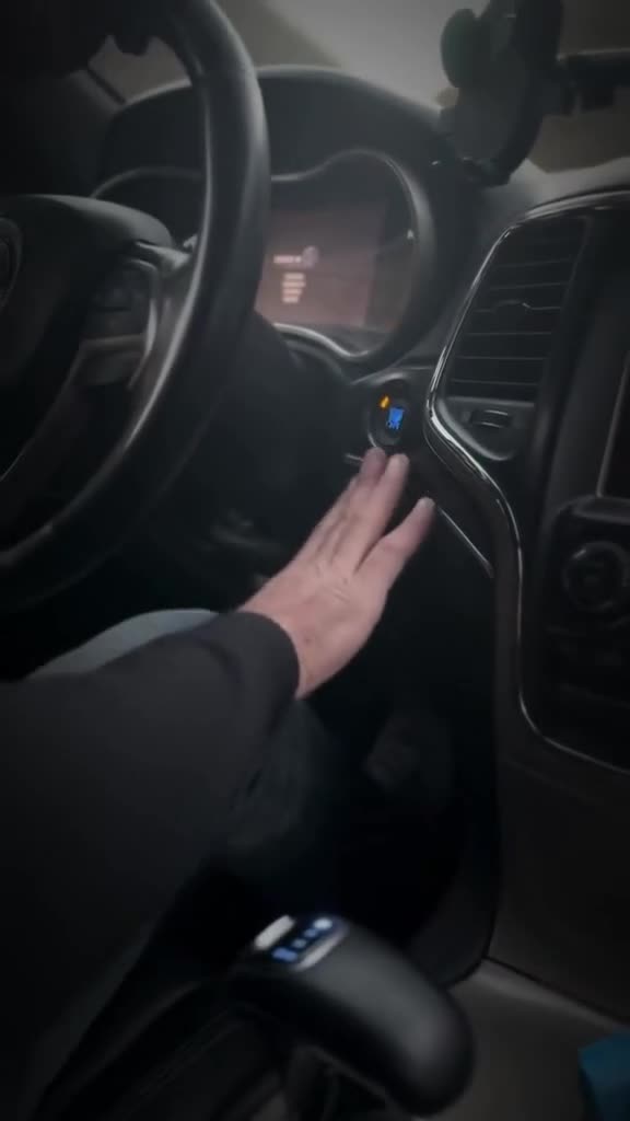 Ceyhun Əsgərov anası Salatın Əsgərovanın şəhid olduğu yerdə