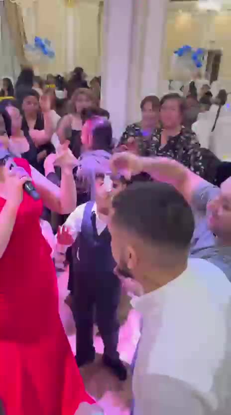 Afət Fərmanqızını pul yağışına tutdular