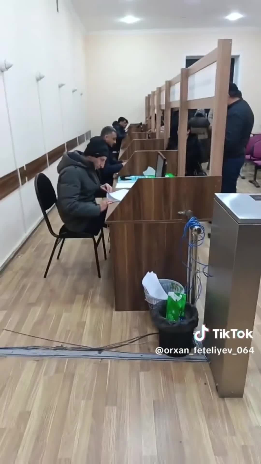 Şəxsi evi var, amma körpəni gətirib qəbul otağına atır