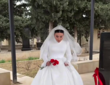 Xana toyu günü şəhid qardaşının məzarını ziyarət etdi