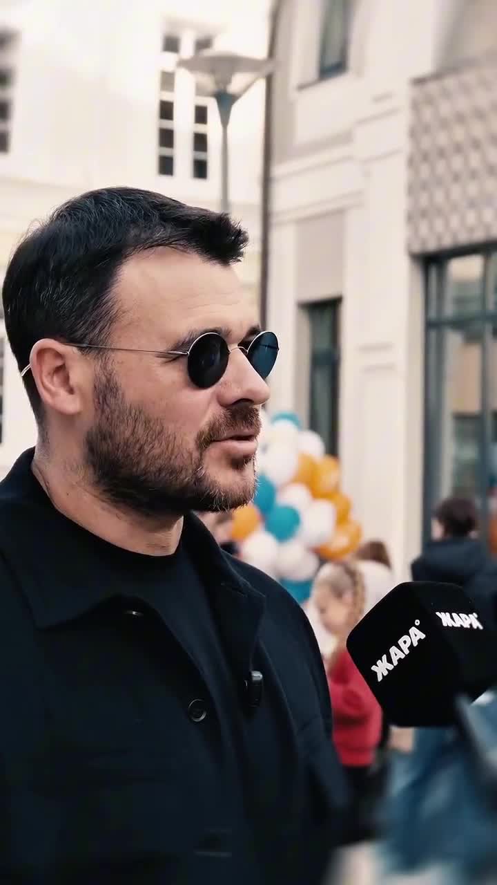 Emin Alyonanı öpüşlərə qərq etdi – Görüntülər gündəm oldu