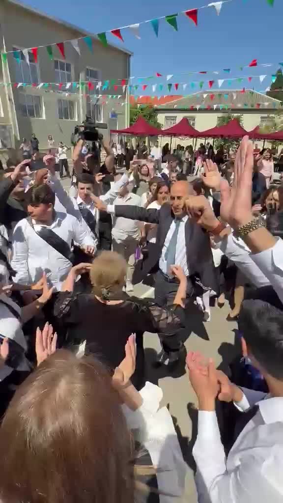 Nazir məzunlarla rəqs etdi