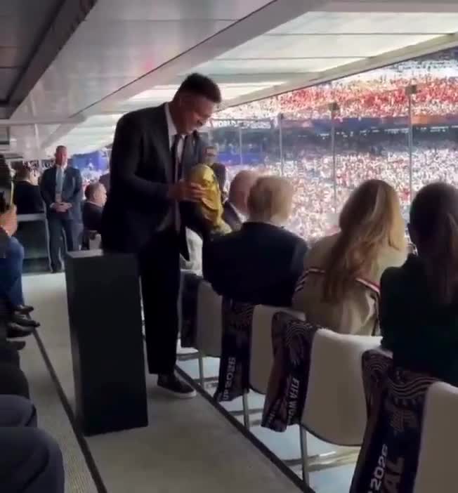 Ronaldo Dunya Kubokunu Trampa göstərir