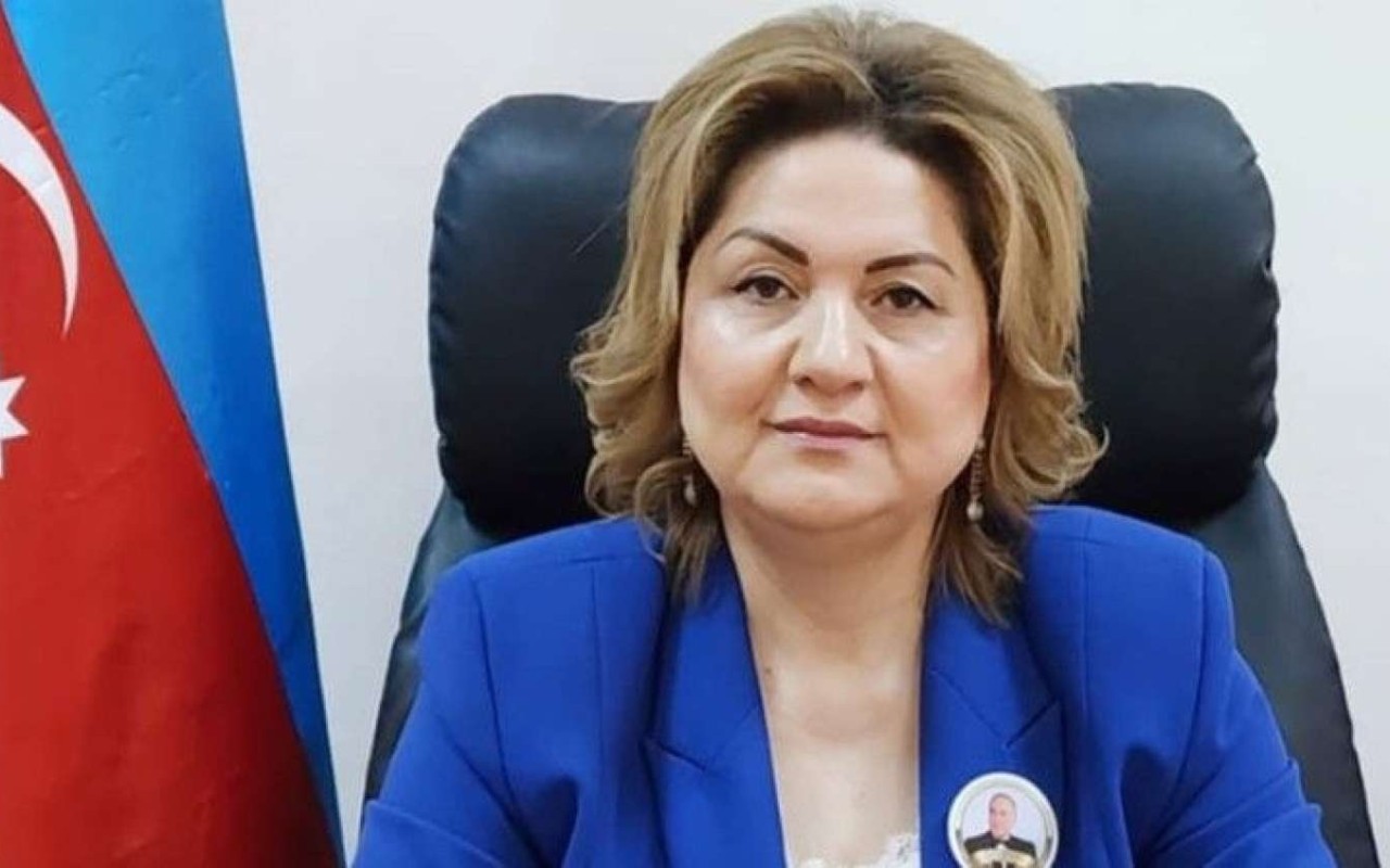 İşdən çıxarılmadığını deyən direktor 