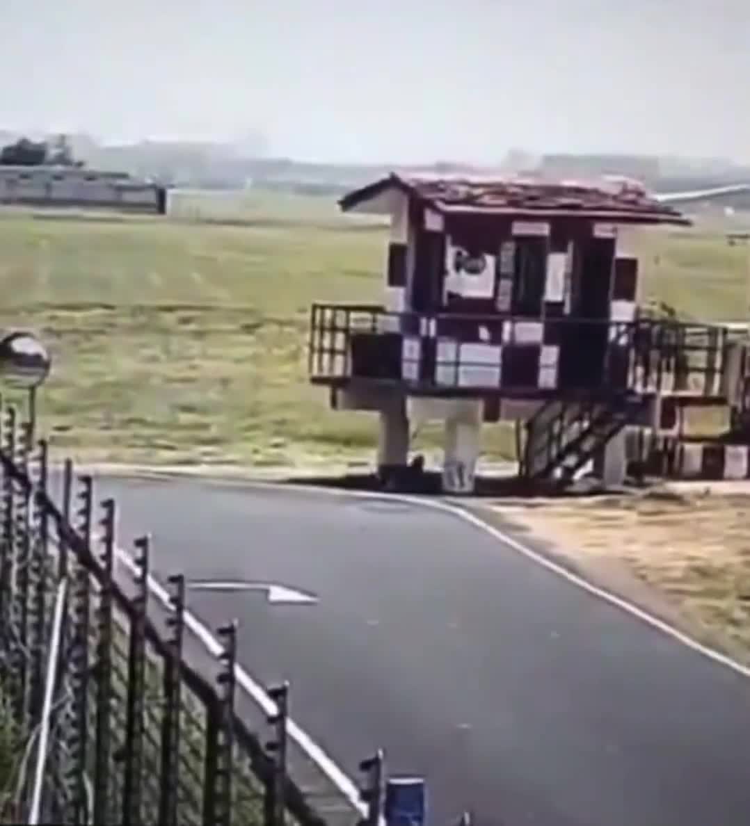 Hindistanda baş verən faciəvi təyyarə qəzasının tam videosu