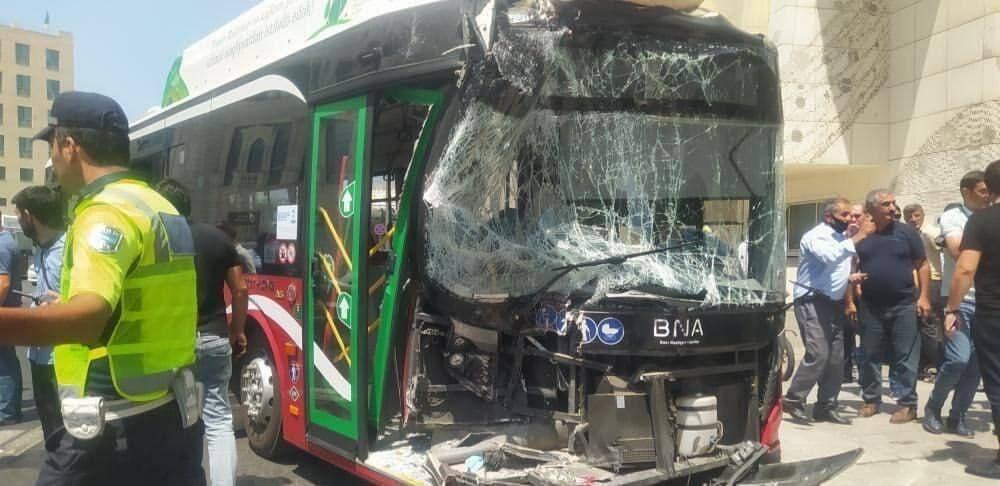 “Bakubus” avtobusu idarəetmədən çıxaraq ağaca çırpıldı