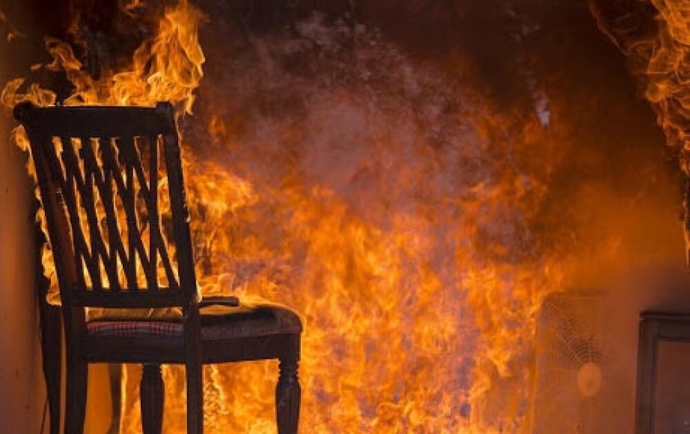 12 otaqlı ev yandı, bir nəfər tüstüdən zəhərləndi 