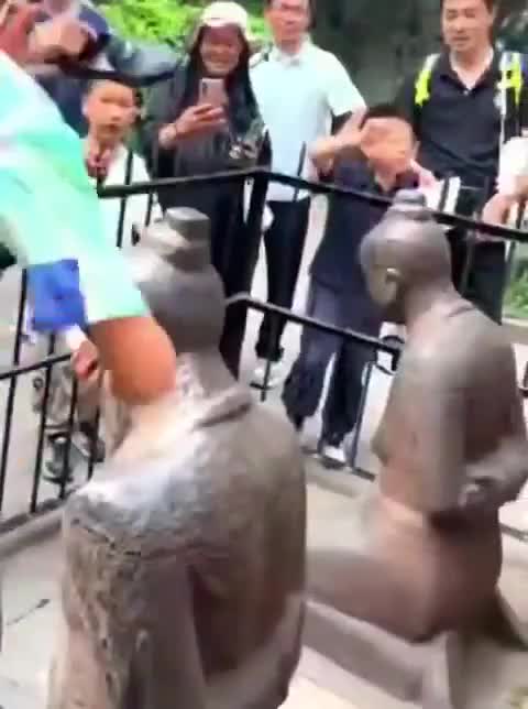 Əbədi diz üstündə qalanlar və harın məmurların heykəlləri