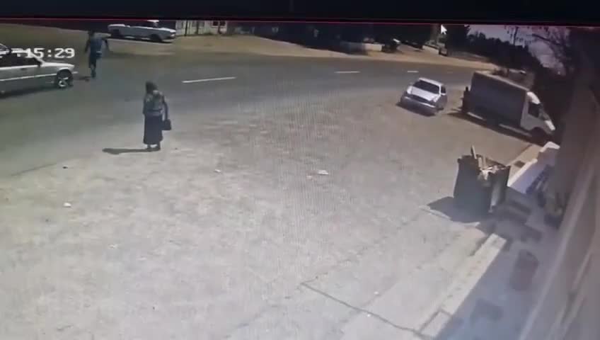 Ananın gözü qarşısında oğlunu maşın vurub öldürdü