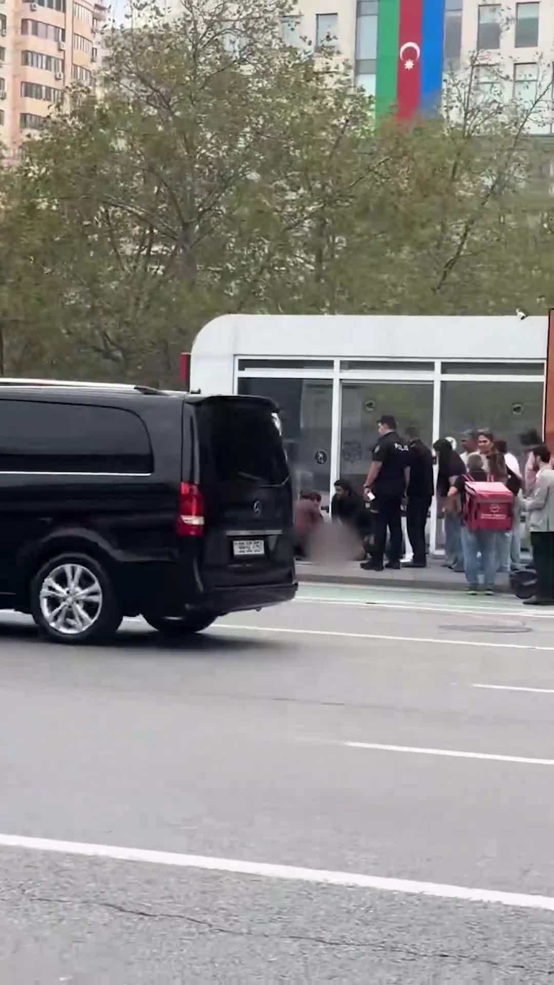 Küçədə infarkt keçirən şəxsi həyata belə qaytardı