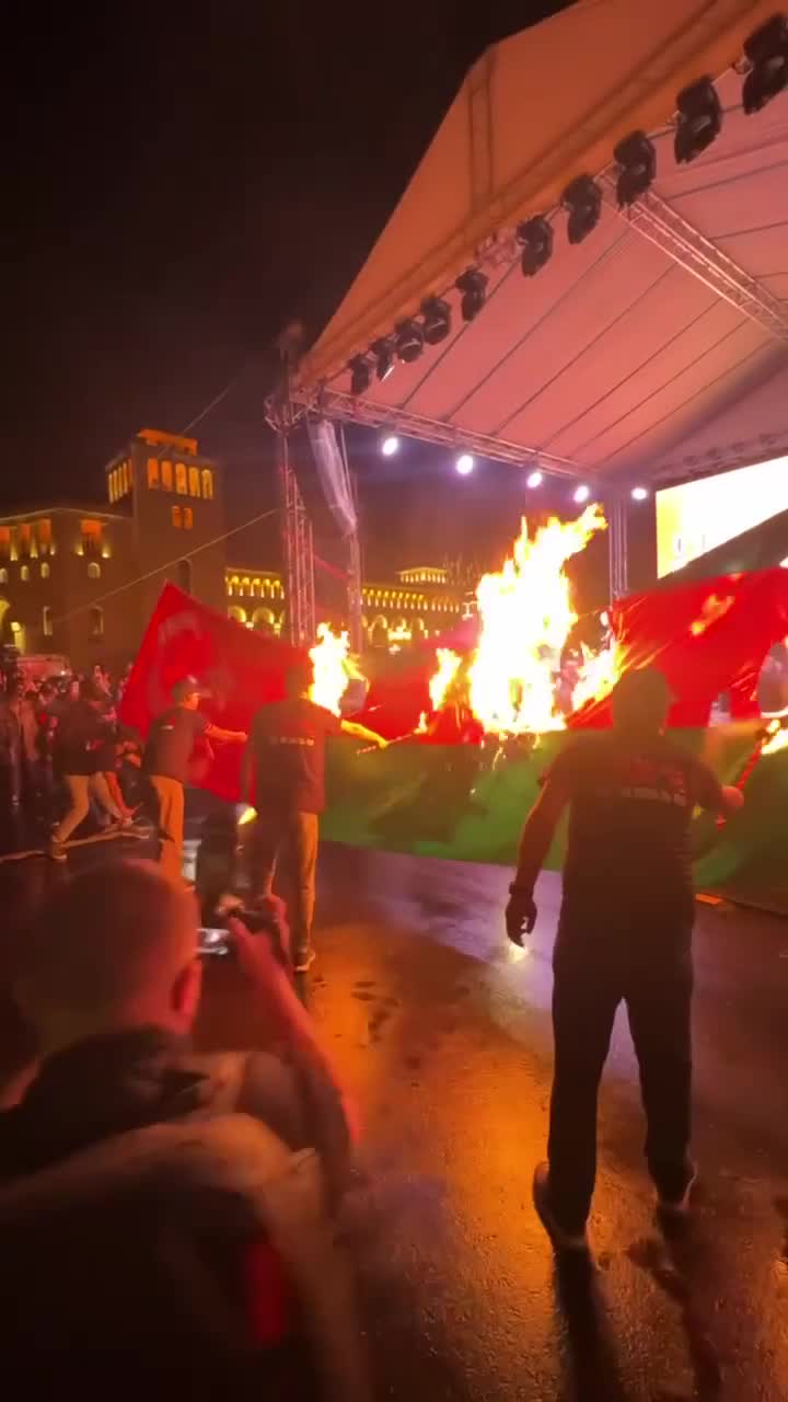 İrəvanda onlar bayrağımızı yandırdılar