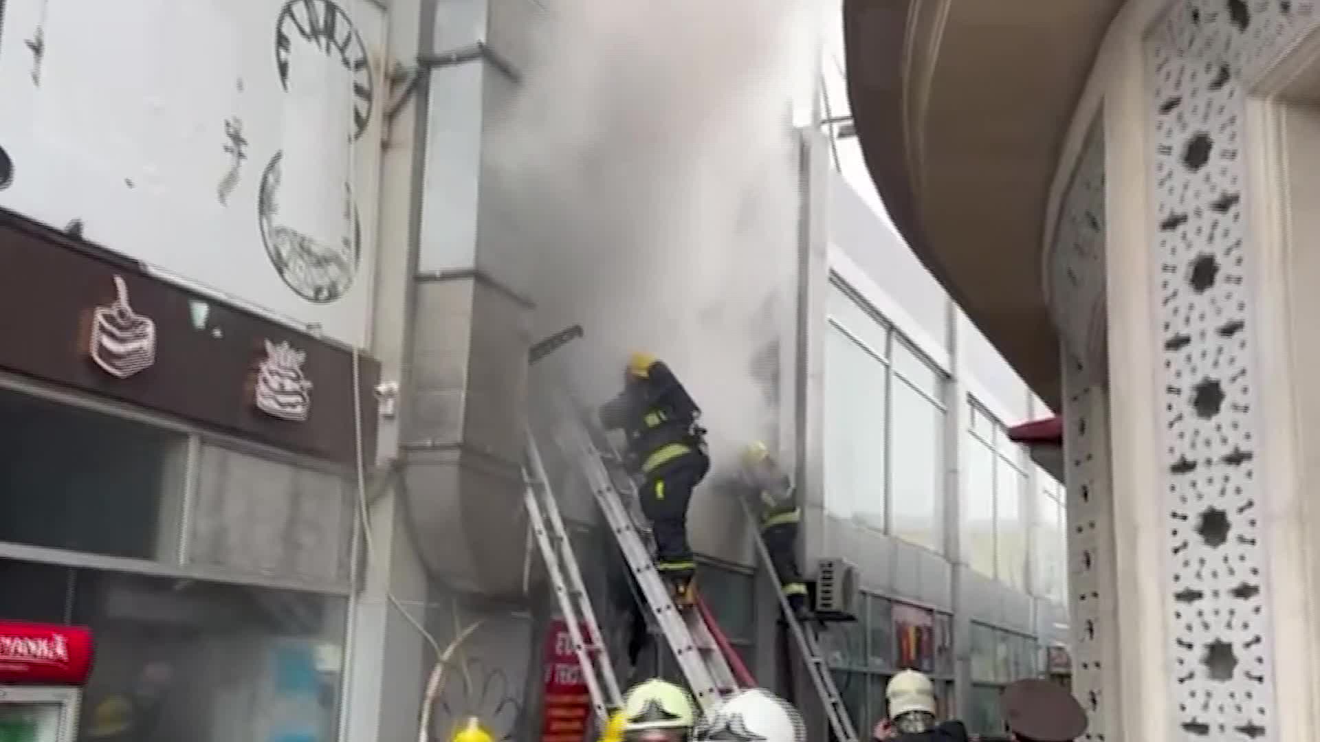 Sumqayıtda ticarət mərkəzində yanğın oldu