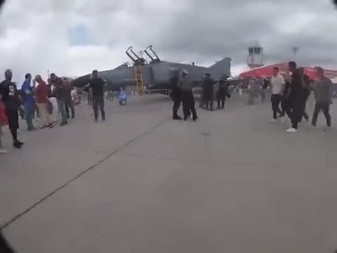 “TEKNOFEST”də reklam lövhəsi insanların üzərinə aşdı