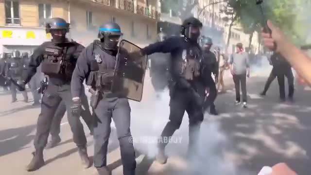 Fransada polis jurnalistlərə güc tətbiq etdi