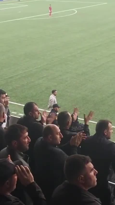İkinci liqa matçında izdiham