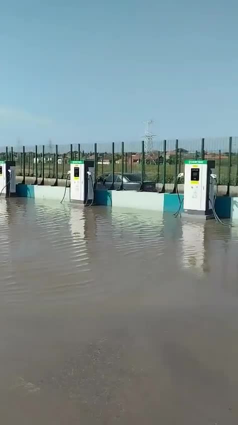 Elektrik doldurma məntəqəsində kanalizasiya suları daşdı