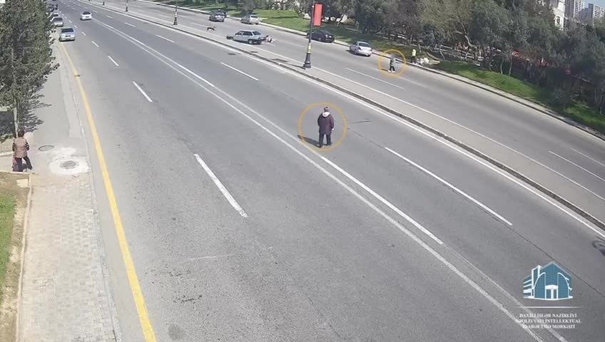 Uşaq arabası ilə yolu keçən qadını maşın vurdu