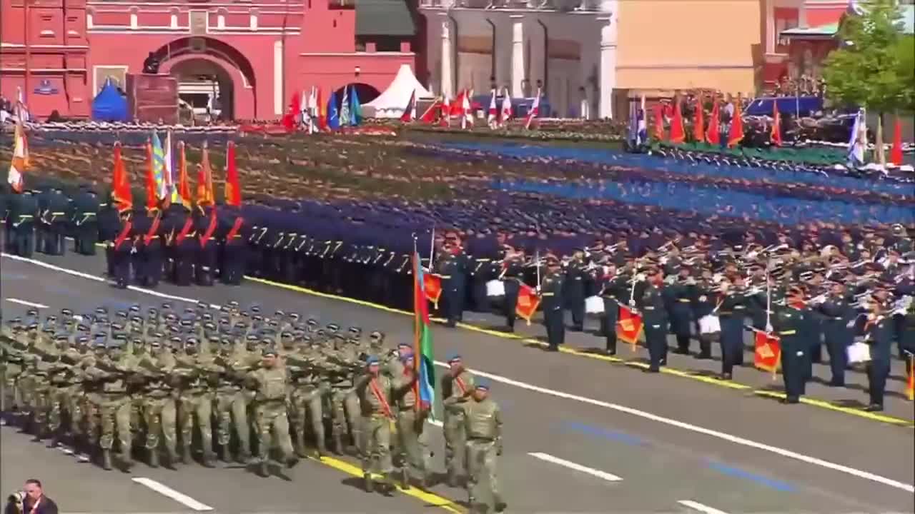 Azərbaycan hərbçiləri paradda