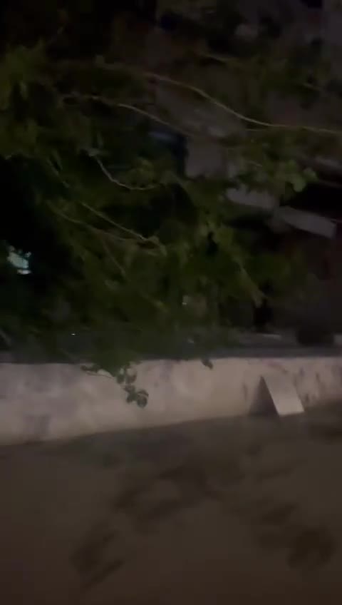 “İçərisində yaşayış ola-ola binamızı sökürlər